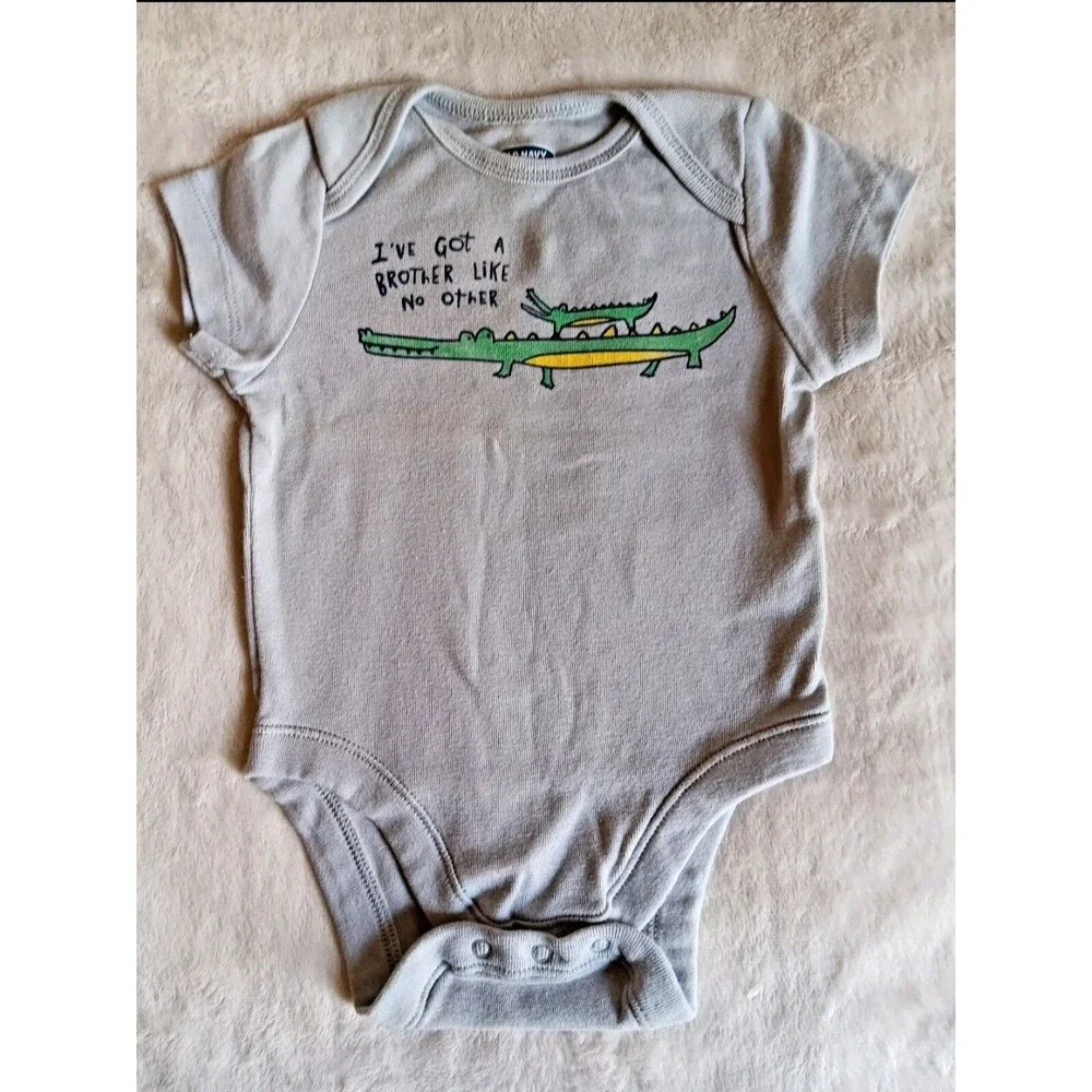 Shirt 3 to 6 months Old Navy Baby boy Gray Alligator infant wear outfit